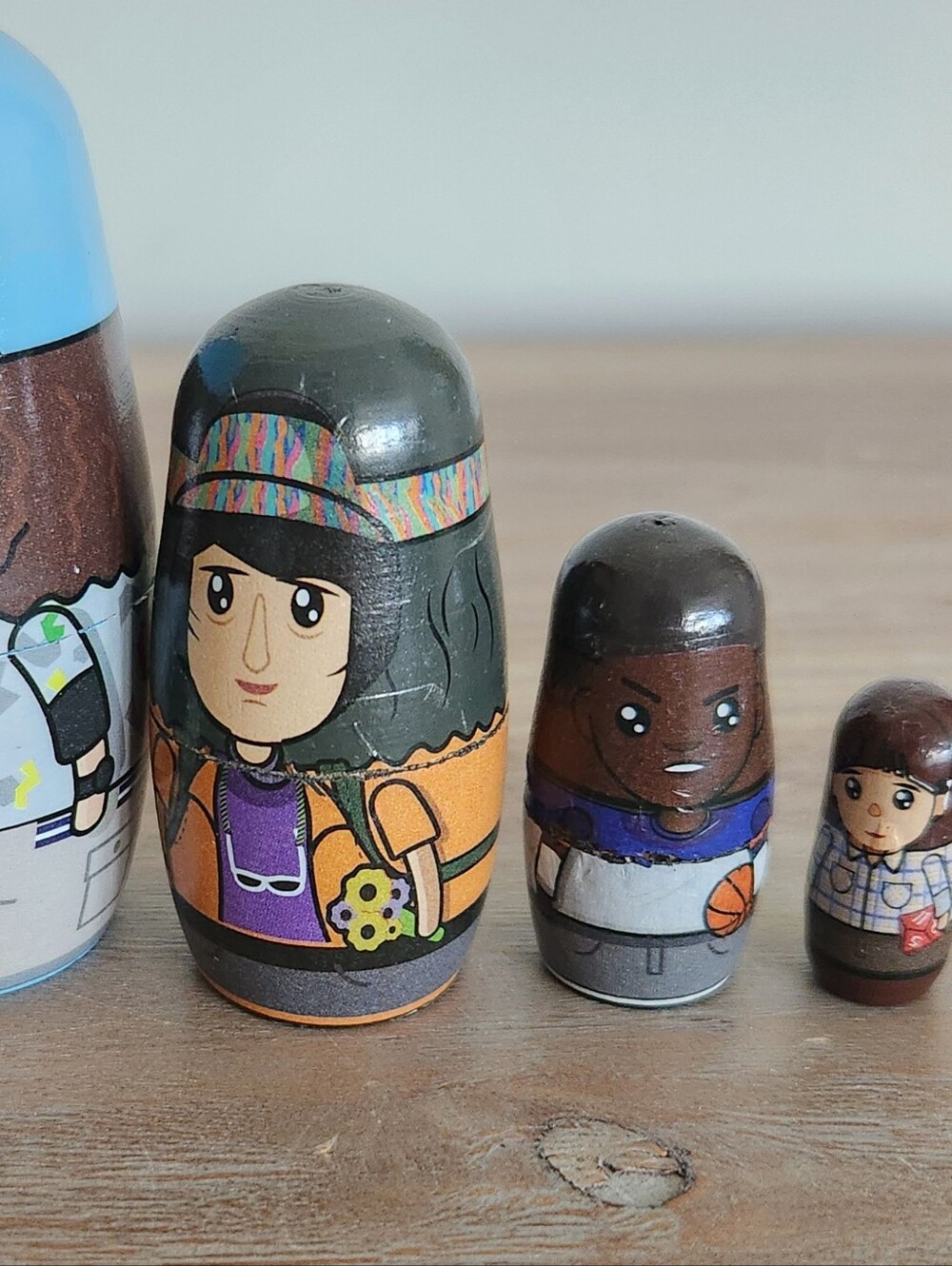 📺 Stranger Things Wooden Nesting Dolls Set | Hawkins Crew Collectible Netflix - Picture 5 of 11